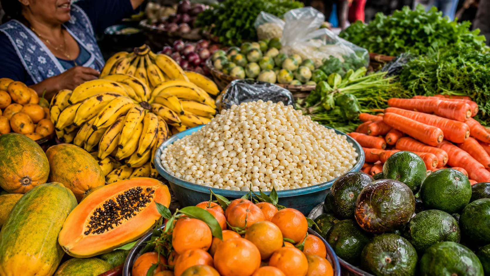 Ingredientes frescos y económicos para loncheras escolares en un mercado ecuatoriano